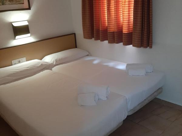 Hotel Monegal : photo 7 de la chambre chambre double Économique avec salle de bains commune