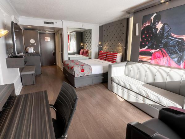 Hotel Plaza Quebec : photo 3 de la chambre chambre avec 1 lit queen-size et 1 lit escamotable queen-size - vue sur extérieur