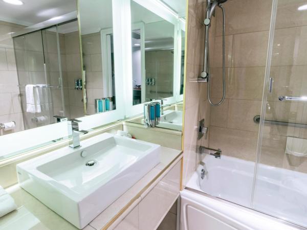 Hotel Plaza Quebec : photo 9 de la chambre chambre avec 1 lit quen-size et 1 lit escamotable queen-size - balcon intérieur