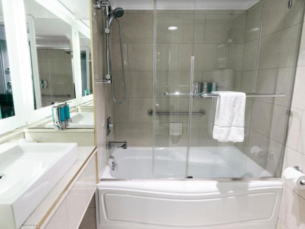 Hotel Plaza Quebec : photo 10 de la chambre chambre avec 1 lit quen-size et 1 lit escamotable queen-size - balcon intérieur