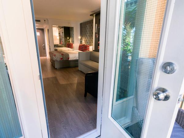 Hotel Plaza Quebec : photo 8 de la chambre chambre avec 1 lit quen-size et 1 lit escamotable queen-size - balcon intérieur