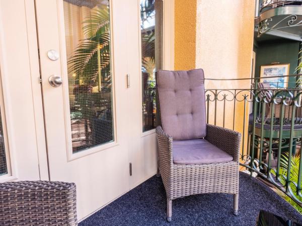Hotel Plaza Quebec : photo 4 de la chambre chambre avec 1 lit quen-size et 1 lit escamotable queen-size - balcon intérieur