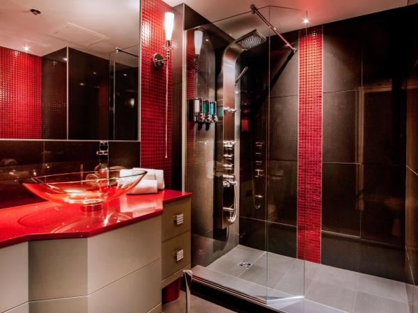 Hotel Plaza Quebec : photo 3 de la chambre chambre signature avec cheminée, douche en verre, 1 lit queen-size et 1 lit escamotable queen-size - vue sur extérieur