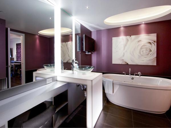 Hotel Plaza Quebec : photo 3 de la chambre suite violette avec 1 lit queen-size et 1 lit escamotable queen-size