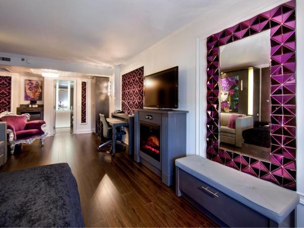 Hotel Plaza Quebec : photo 1 de la chambre suite violette avec 1 lit queen-size et 1 lit escamotable queen-size