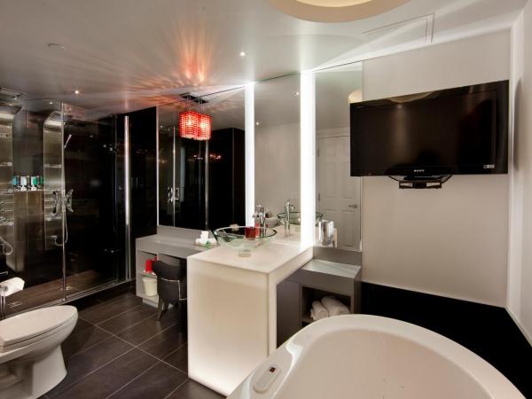 Hotel Plaza Quebec : photo 4 de la chambre suite rouge avec 1 lit queen-size et 1 lit escamotable queen-size