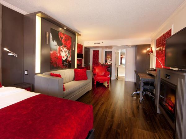 Hotel Plaza Quebec : photo 1 de la chambre suite rouge avec 1 lit queen-size et 1 lit escamotable queen-size