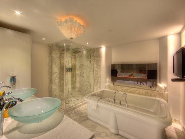 Hotel Plaza Quebec : photo 2 de la chambre suite rose premium avec 1 lit king-size et 1 lit escamotable queen-size