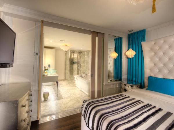 Hotel Plaza Quebec : photo 2 de la chambre suite premium topaze avec 1 lit king-size et 1 lit escamotable queen-size