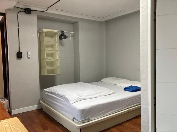Itaewon Inn : photo 10 de la chambre chambre double avec salle de bains privative