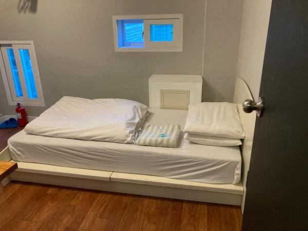 Itaewon Inn : photo 4 de la chambre chambre simple avec salle de bains