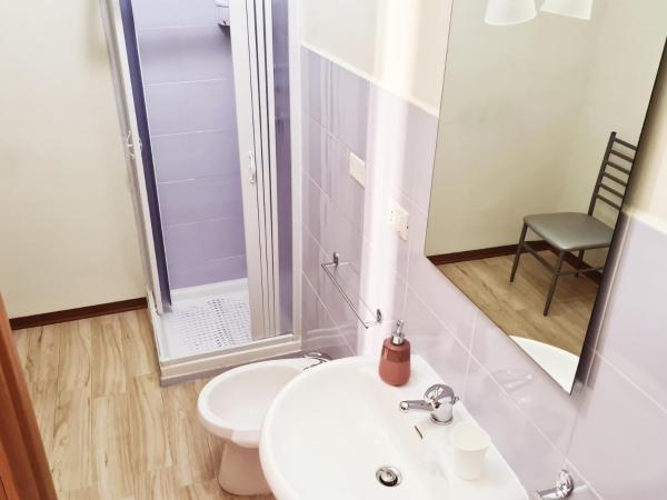 Affittacamere Il Terrazzo Di Archimede : photo 6 de la chambre chambre quadruple avec salle de bains privative