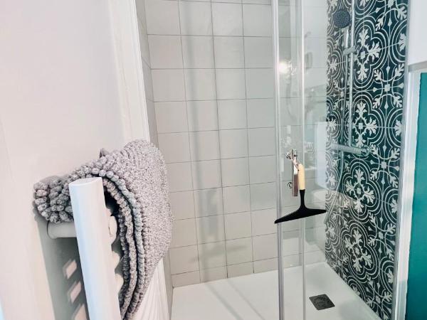 LE QUAI 6 - Studio neuf CALME LUMINEUX - CLIM - WiFi - Gare à 200m : photo 1 de la chambre studio supérieur