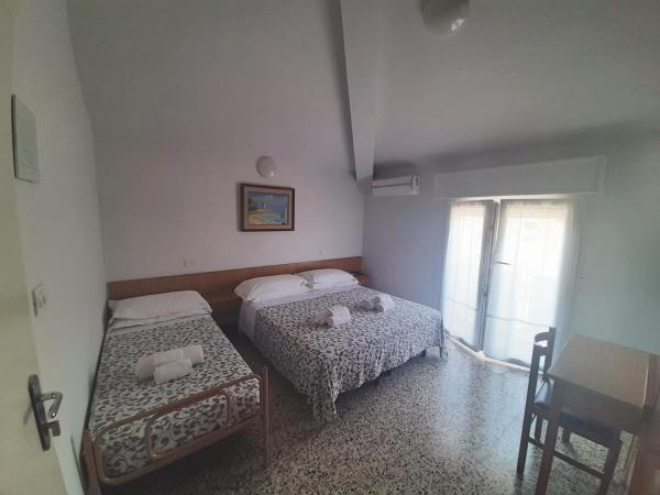 Hotel Amalfi : photo 6 de la chambre chambre triple avec salle de bains