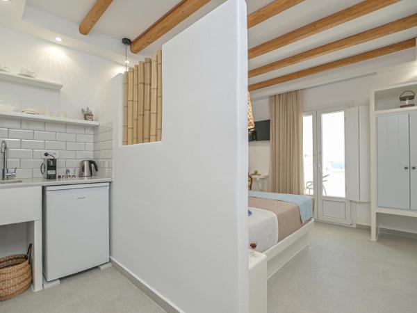 Elite Suites Naxos : photo 4 de la chambre chambre double deluxe avec balcon - vue sur mer