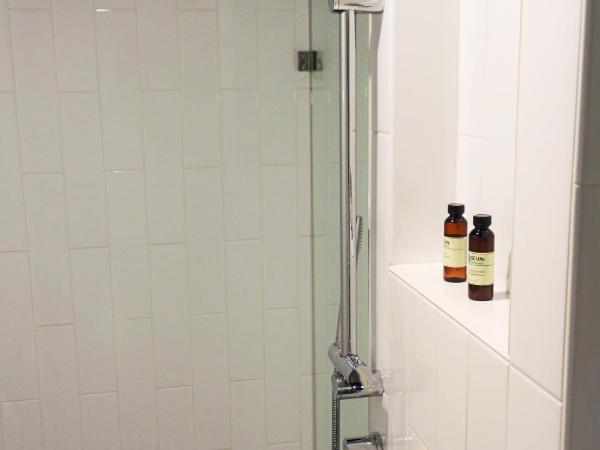 Thompson Chicago, by Hyatt : photo 9 de la chambre chambre lit king-size - vue sur lac