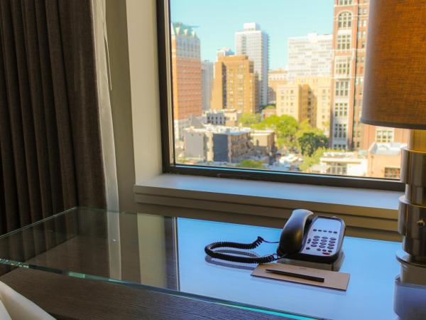 Thompson Chicago, by Hyatt : photo 10 de la chambre chambre lit king-size pour personnes à mobilité réduite avec douche accessible aux personnes à mobilité réduite