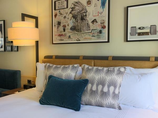 Thompson Chicago, by Hyatt : photo 8 de la chambre chambre lit king-size pour personnes à mobilité réduite avec douche accessible aux personnes à mobilité réduite