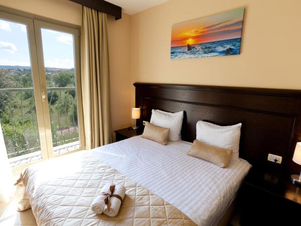 Blue Waves Resort : photo 3 de la chambre suite familiale premium avec terrasse verdoyante