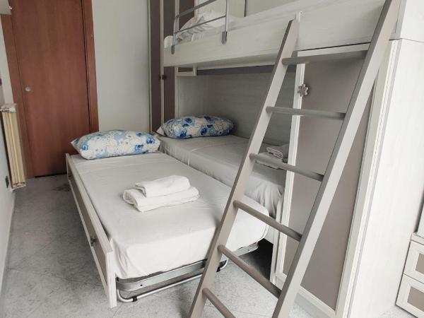 Casa Vacanze Da Serena : photo 5 de la chambre chambre triple avec salle de bains privative