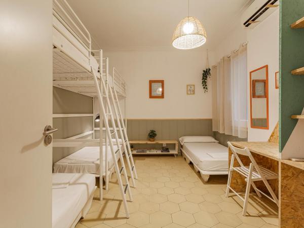 Bird House : photo 1 de la chambre chambre quintuple avec salle de bains commune