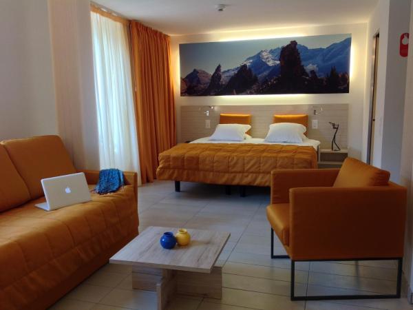 Hotel Tamaro : photo 2 de la chambre chambre familiale (2 adultes + 2 enfants) - vue sur cour