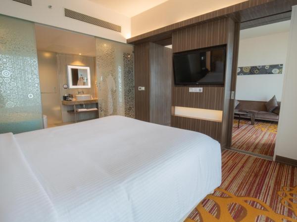 Novotel Pune Viman Nagar Road : photo 1 de la chambre executive suite with complimentary imfl from 6:00 pm to 8 pm at barcode and two way airport transfer