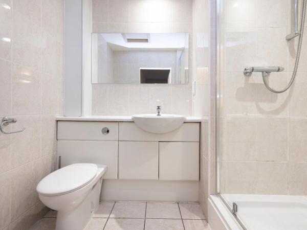 JOIVY Haymarket : photo 5 de la chambre chambre familiale avec salle de bains privative