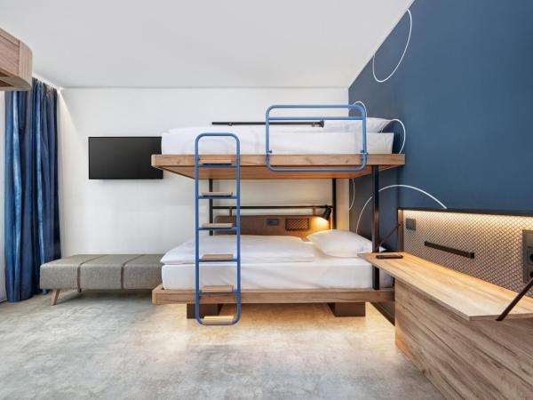 H2 Hotel Düsseldorf City : photo 5 de la chambre chambre quadruple