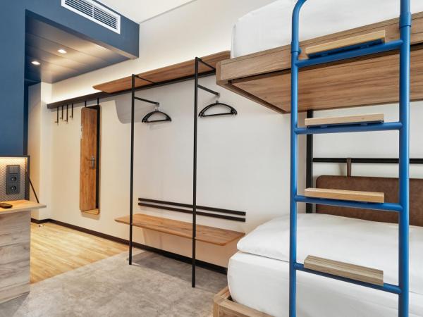 H2 Hotel Düsseldorf City : photo 4 de la chambre chambre quadruple