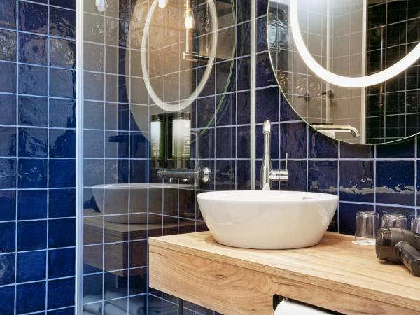 H2 Hotel Düsseldorf City : photo 8 de la chambre chambre quadruple