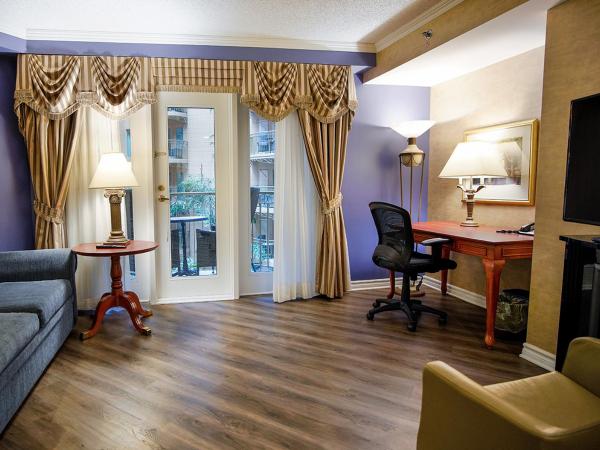 Hôtel Palace Royal : photo 2 de la chambre suite avec balcon, 1 lit queen-size et canapé-lit - côté jardin intérieur