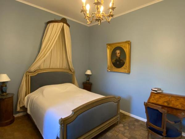 24H LE MANS Château de Lauresse chambres d'hôtes Luxe : photo 3 de la chambre chambre double - vue sur jardin