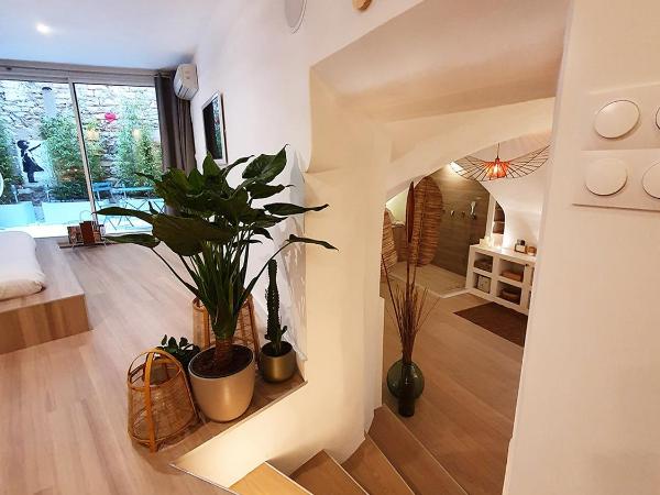 Suite 6 : photo 7 de la chambre chambre lit king-size avec baignoire spa