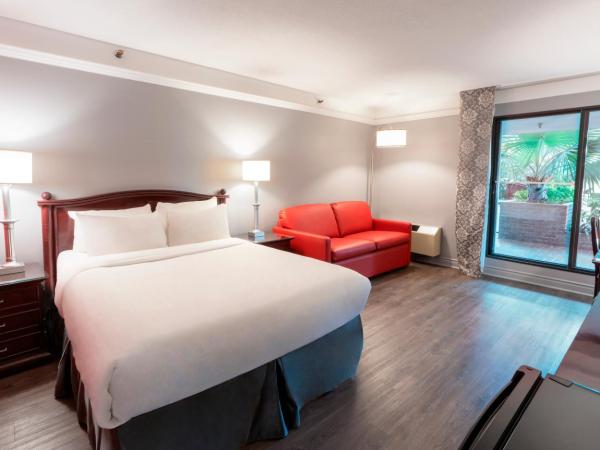 Hôtel Québec Inn : photo 1 de la chambre chambre lit queen-size traditionnelle avec terrasse intérieure côté jardin