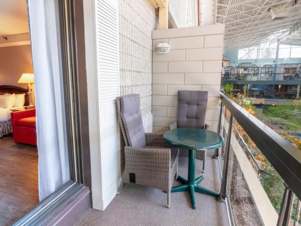 Hôtel Québec Inn : photo 3 de la chambre chambre lit queen-size traditionnelle avec balcon intérieur côté jardin