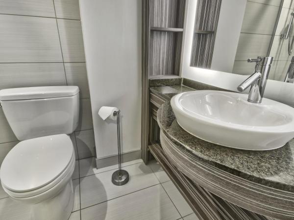 Hôtel Québec Inn : photo 4 de la chambre chambre moderne avec lit queen-size, lit queen-size escamotable et cheminée - vue sur extérieur