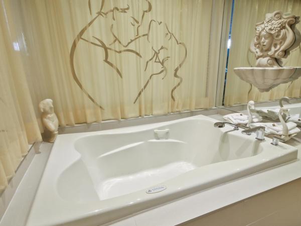 Hôtel Québec Inn : photo 8 de la chambre suite lit king-size avec canapé-lit - thème nuptial