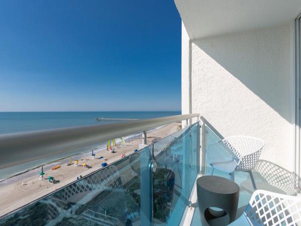 Crown Reef Beach Resort and Waterpark : photo 4 de la chambre suite lit king-size - vue sur océan