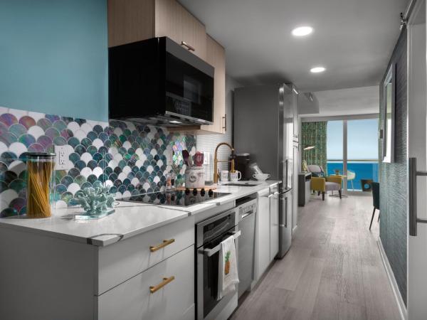 Crown Reef Beach Resort and Waterpark : photo 3 de la chambre suite lit king-size avec balcon