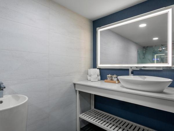 Crown Reef Beach Resort and Waterpark : photo 6 de la chambre suite lit king-size avec balcon