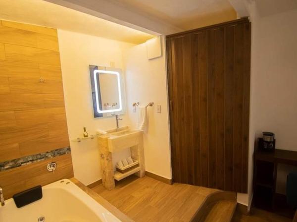 El Jardín de la Abuela : photo 6 de la chambre chambre lit king-size avec baignoire spa