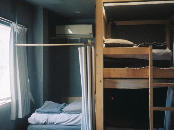 ゲストハウスよるよなか : photo 4 de la chambre lit simple dans dortoir pour femmes