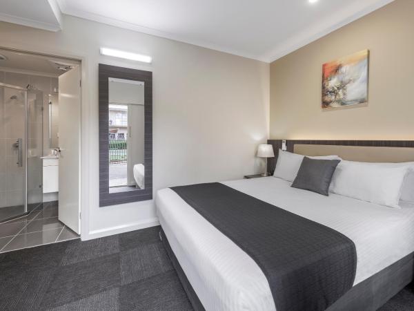 Quality Hotel Melbourne Airport : photo 2 de la chambre studio supérieur