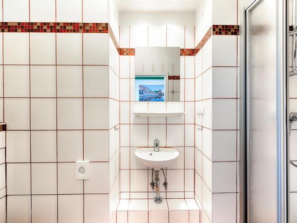 Hotel B1 : photo 5 de la chambre chambre quadruple