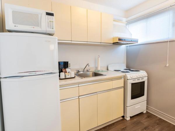 Hôtel Québec Inn : photo 4 de la chambre lit queen-size avec 1 canapé-lit double et kitchenette