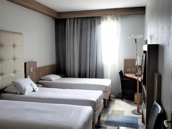 Kyriad Hotel Tours Centre : photo 1 de la chambre - 3 lits simples