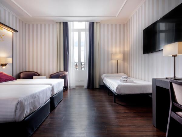 Intelier Palacio San Martin : photo 1 de la chambre chambre double ou lits jumeaux avec lit d'appoint