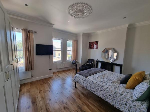 Tulse Hill Luxury Cosy Rooms : photo 10 de la chambre chambre lit king-size avec salle de bains commune