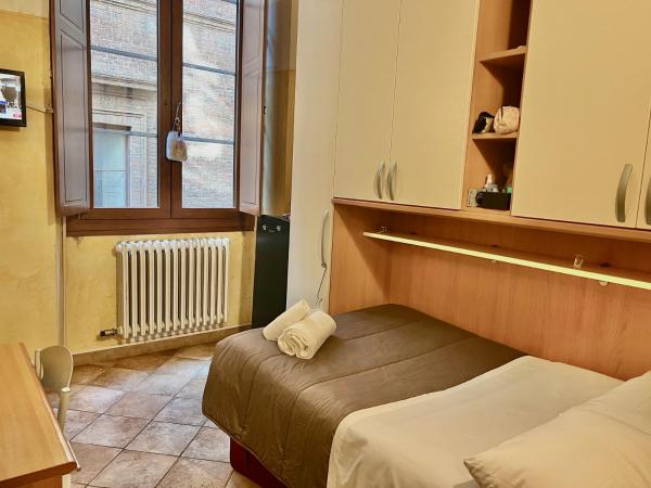 HostelCiompi : photo 8 de la chambre chambre simple avec salle de bains commune